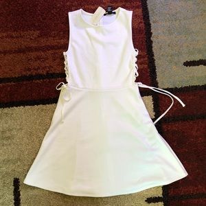 Vestido blanco con cordones alos lados🤩